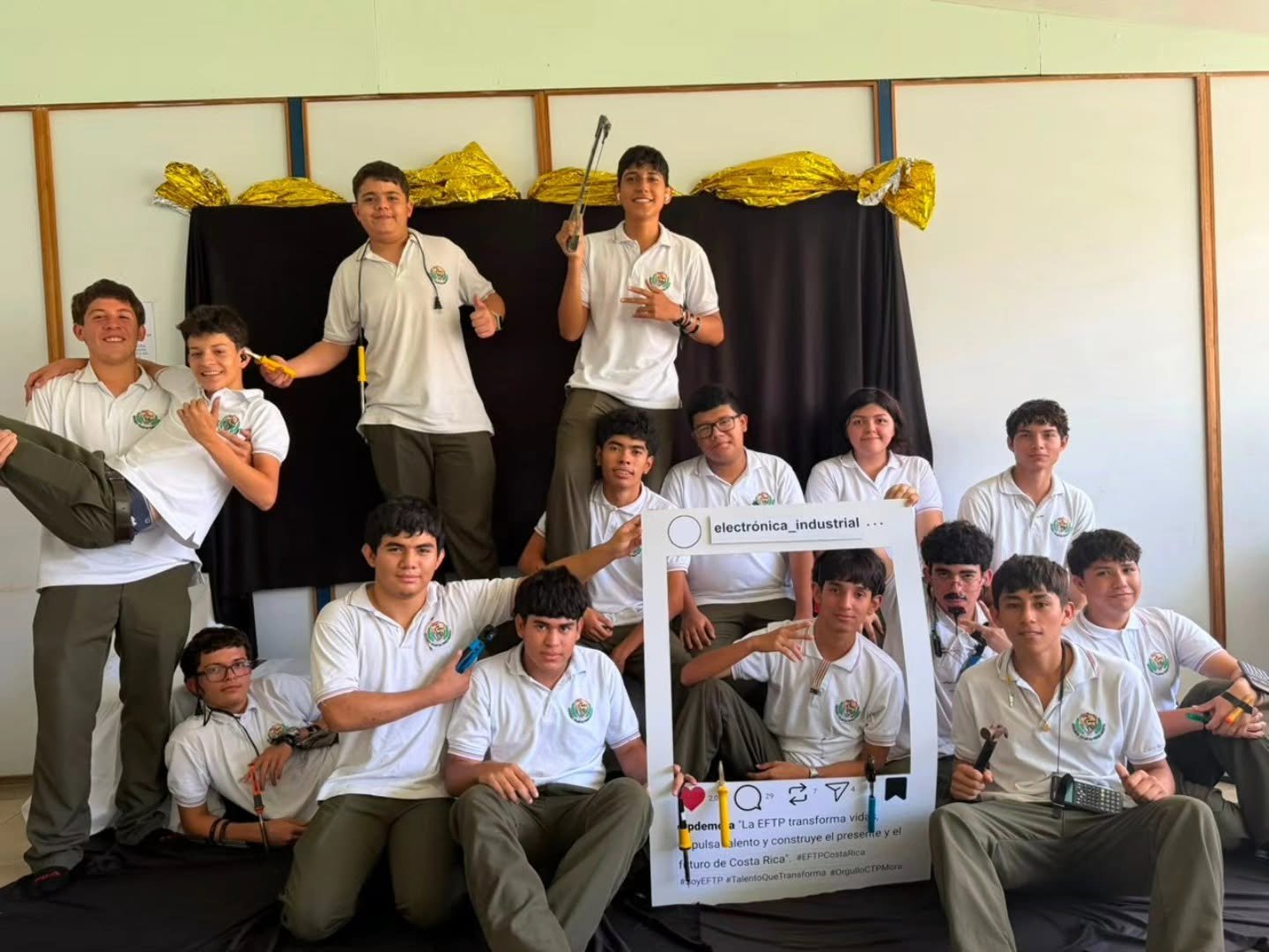Estudiantes de la especialidad de Electromecánica Industrial en el Día de la EFTP