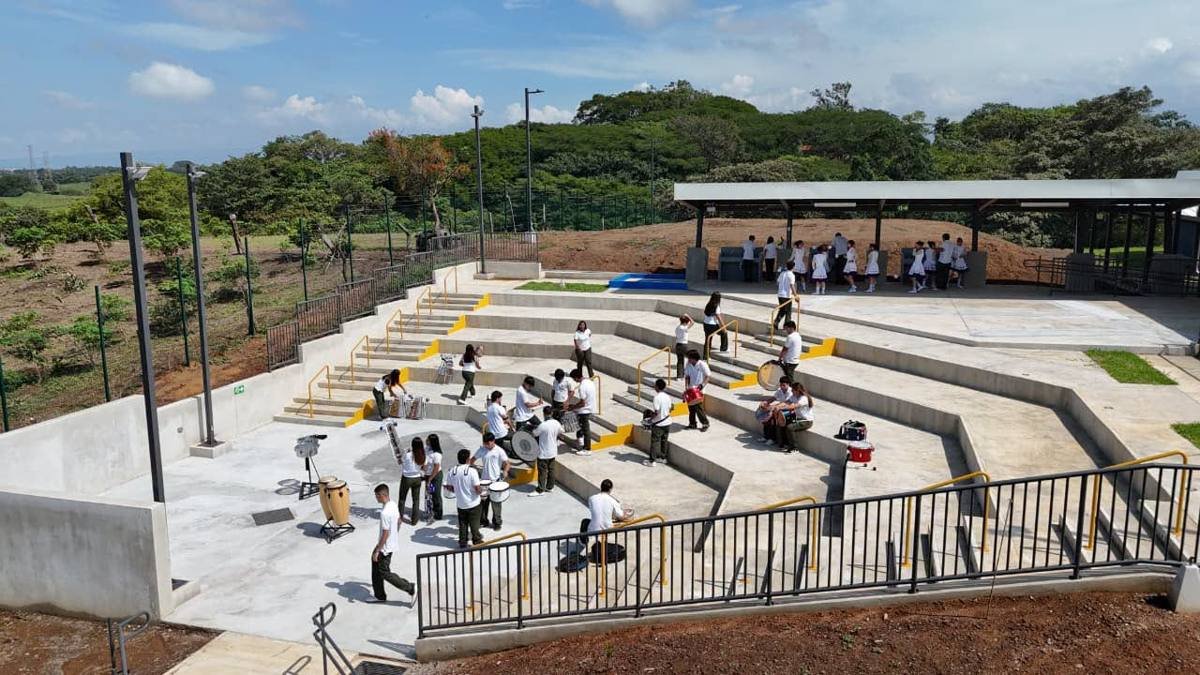 Estudiantes en el anfiteatro de la nueva sede