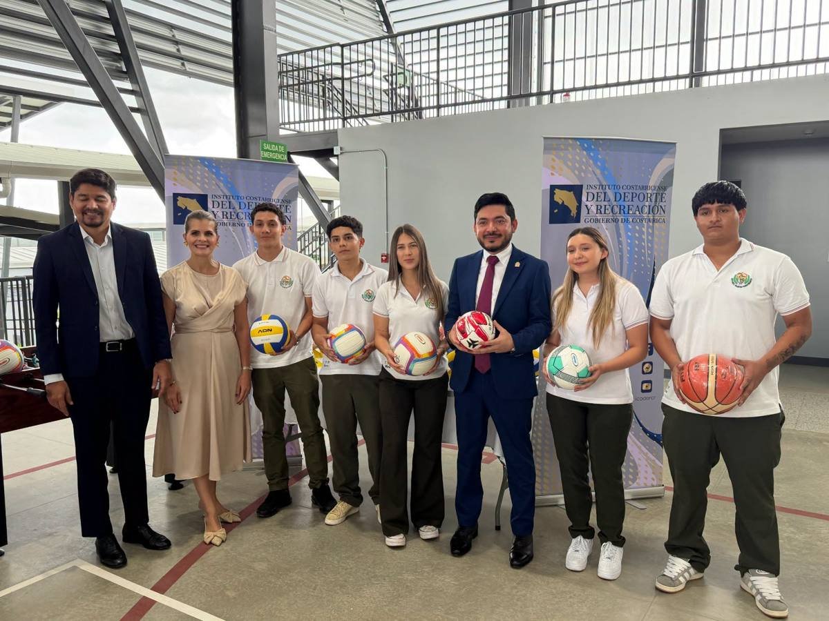 Entrega de implementos deportivos del ICODER a estudiantes del CTP de Mora